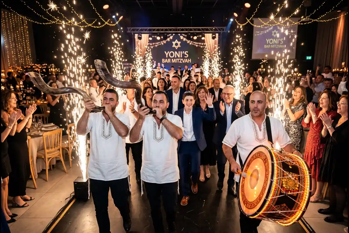כניסה מרשימה באולם עם תקיעת שופרות, מתופפים וזיקוקין