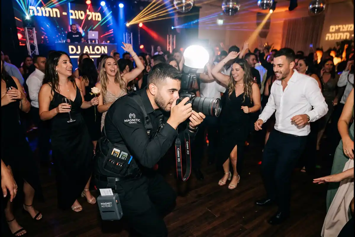 צלם המגנטים של ישראל בפעולה עם מצלמה ופלאש מקצועי